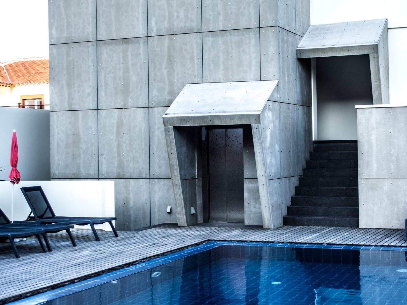 Compact concrete pool structure