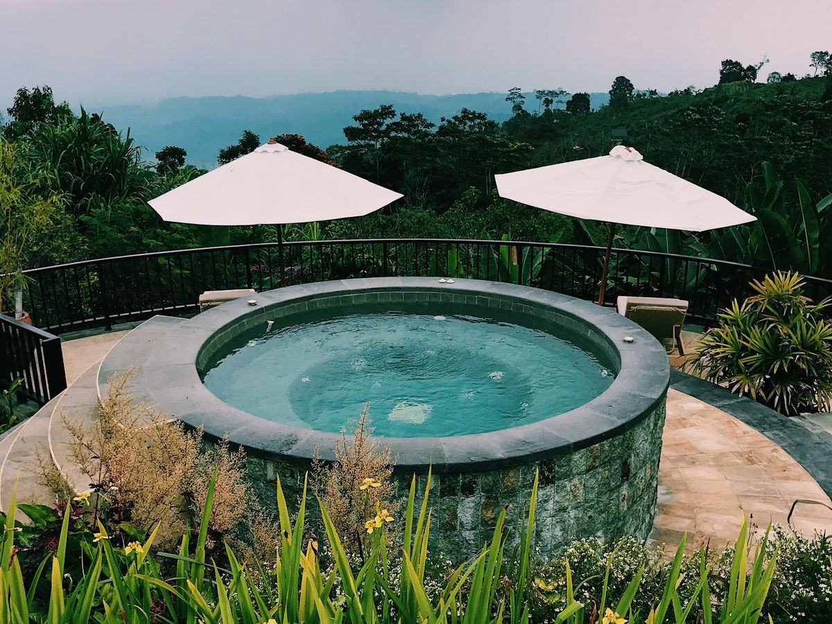 Elevated round spa pool structure